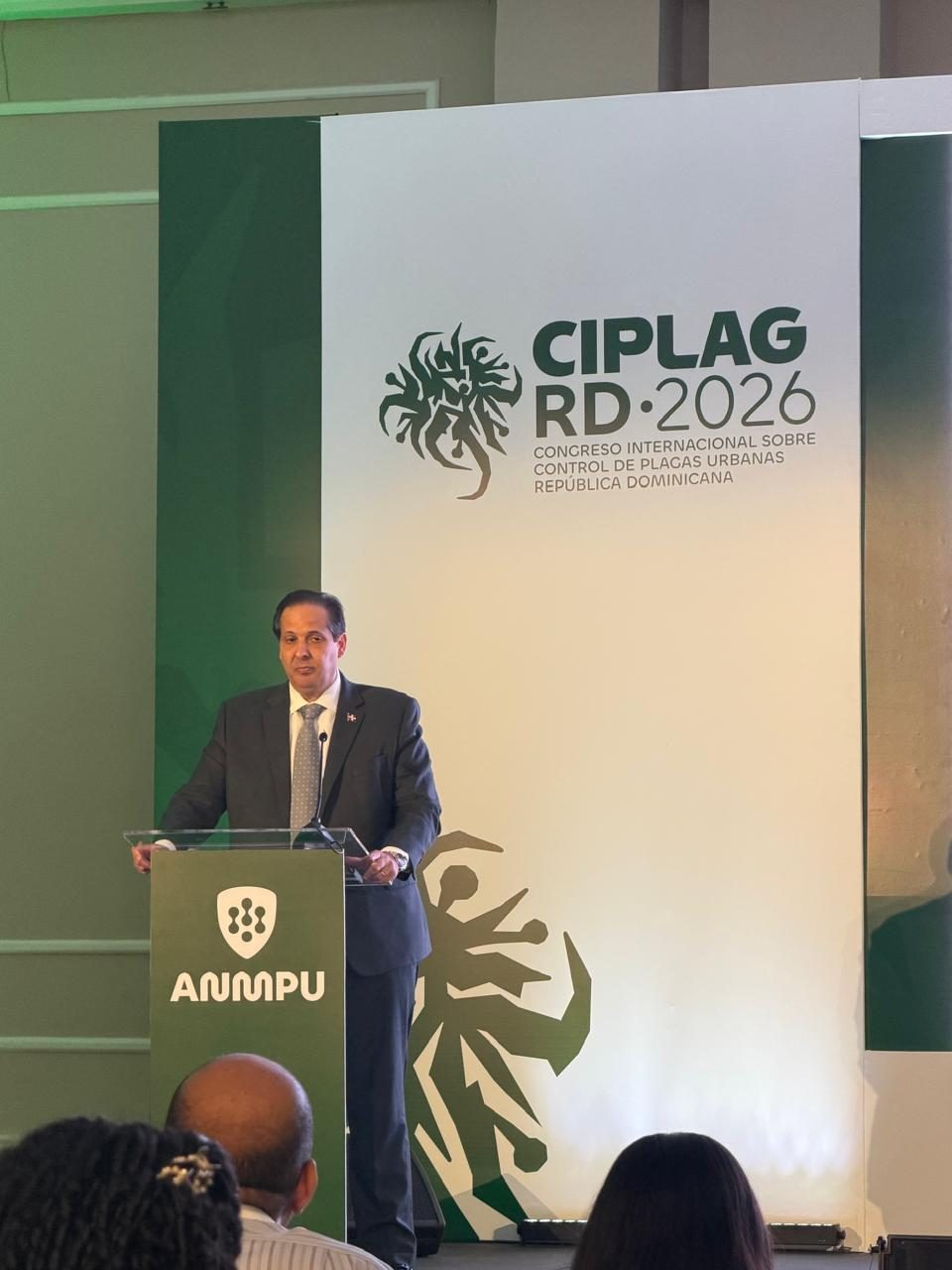 Conferencia magistral en el podio ANMPU durante el CIPLAG RD 2026