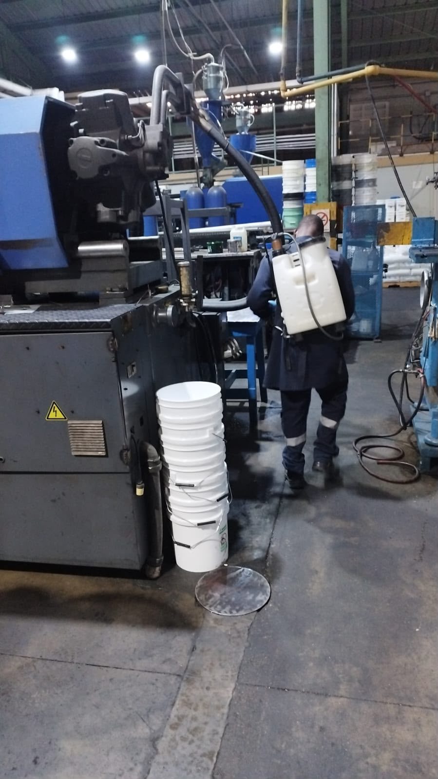 Equipo de fumigación industrial en planta de producción