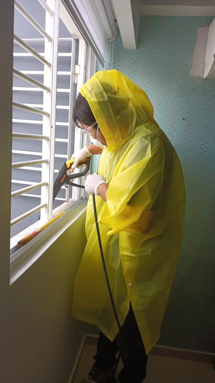 Técnico de BioPests aplicando tratamiento residencial