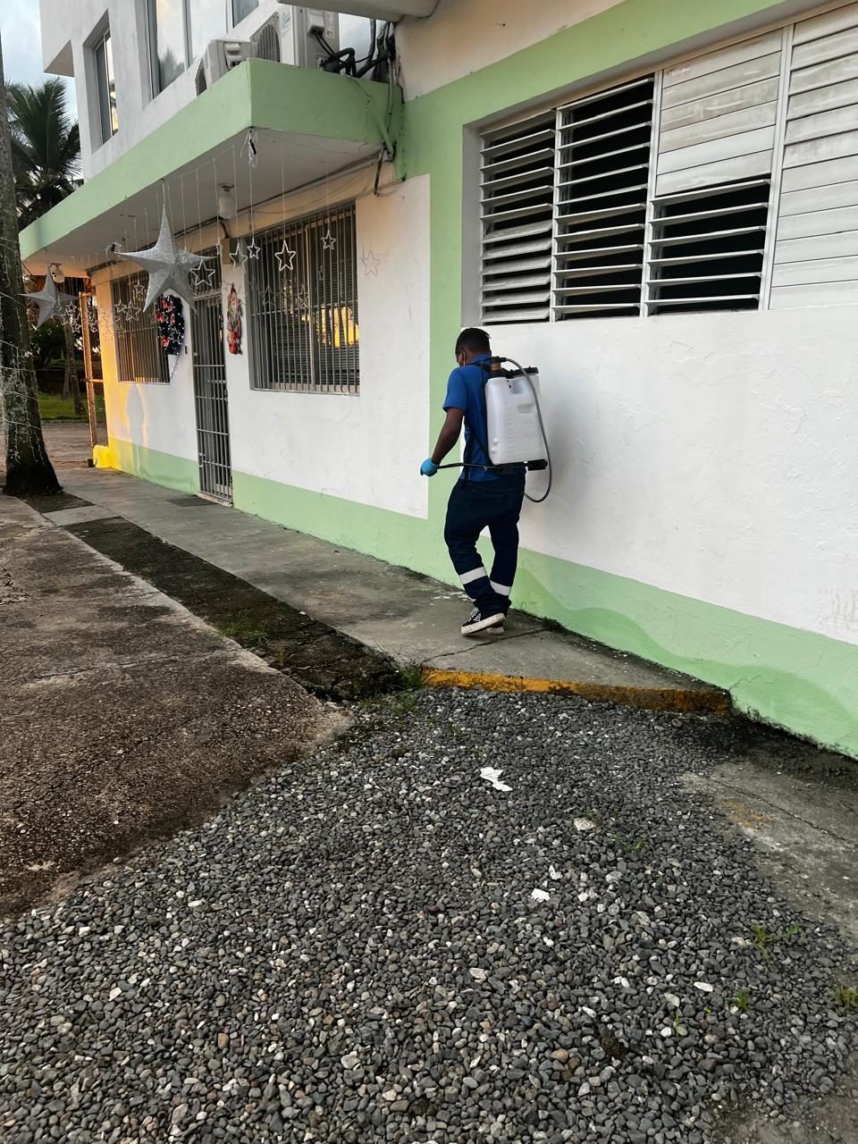 Técnico de BioPests dando servicio a fachada comercial